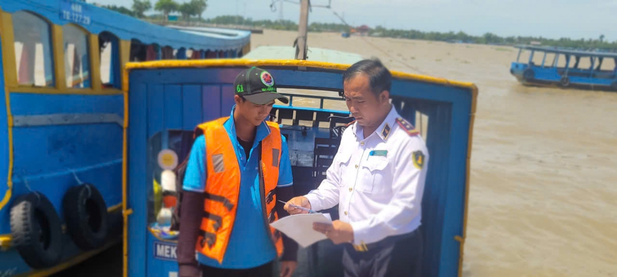 Lực lượng chức năng tăng cường kiểm tra, nhắc nhỡ tài công phải chấp hành các quy định về ATGT trước khi xuất bến