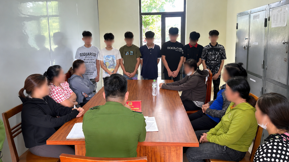 Lực lượng Công an xã phối hợp cùng gia đình tuyên truyền, nhắc nhở, giáo dục thanh thiếu niên nâng cao ý thức chấp hành pháp luật - Ảnh: Thừa Xuân.