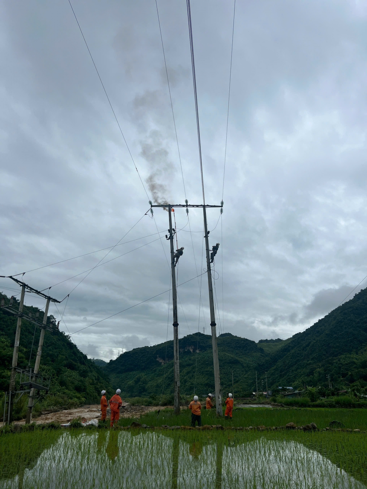 Lực lượng quản lý vận hành đã khẩn trương kiểm tra hiện trường, huy động nhân lực, phương tiện, vật tư, triển khai các phương án khắc phục (Ảnh: Thanh Thủy)