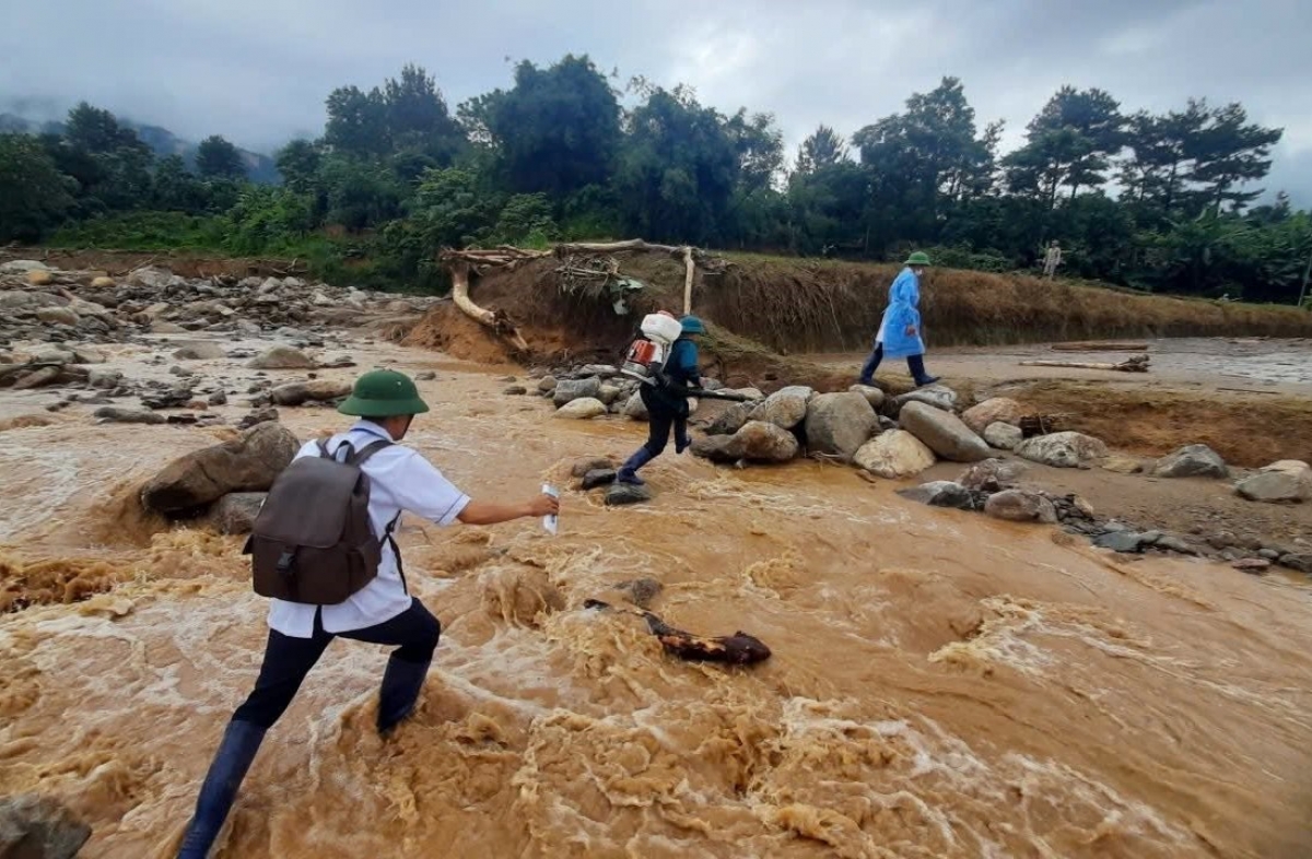 Lực lượng y tế cơ sở phun khử khuẩn tại nơi ở tạm của người dân vùng lũ (Ảnh: Nhóm PV Tây Bắc)