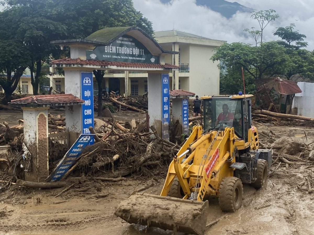 Chiếc máy xúc lật hoạt động tích cực tại tâm lũ Mường Than. Ảnh: An Kiên - Khắc Kiên/VOV Tây Bắc
