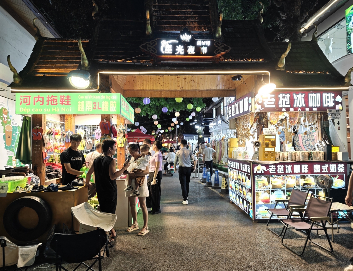 Một cửa hàng bán dép cao su Hà Nội ở chợ đêm
