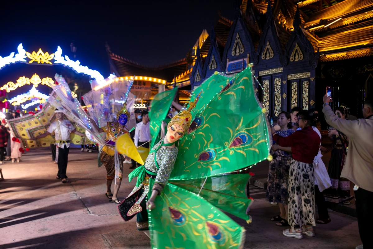 Màn biểu diễn trên phố của người dân tộc Thái ở Tây Song Bản Nạp