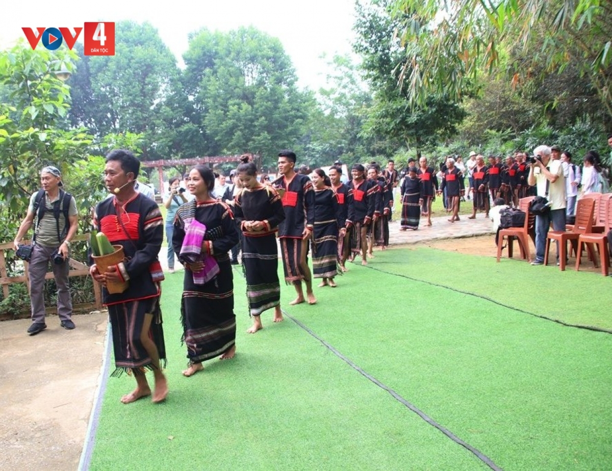 Mơngế Rơđế tối troăng tơmiât dêi tơná: A drô troăng prôk trâm hên pơloăng mơnúa, mơdât, tơdroăng xo on veăng kô tơkâ hluâ hên pá puât