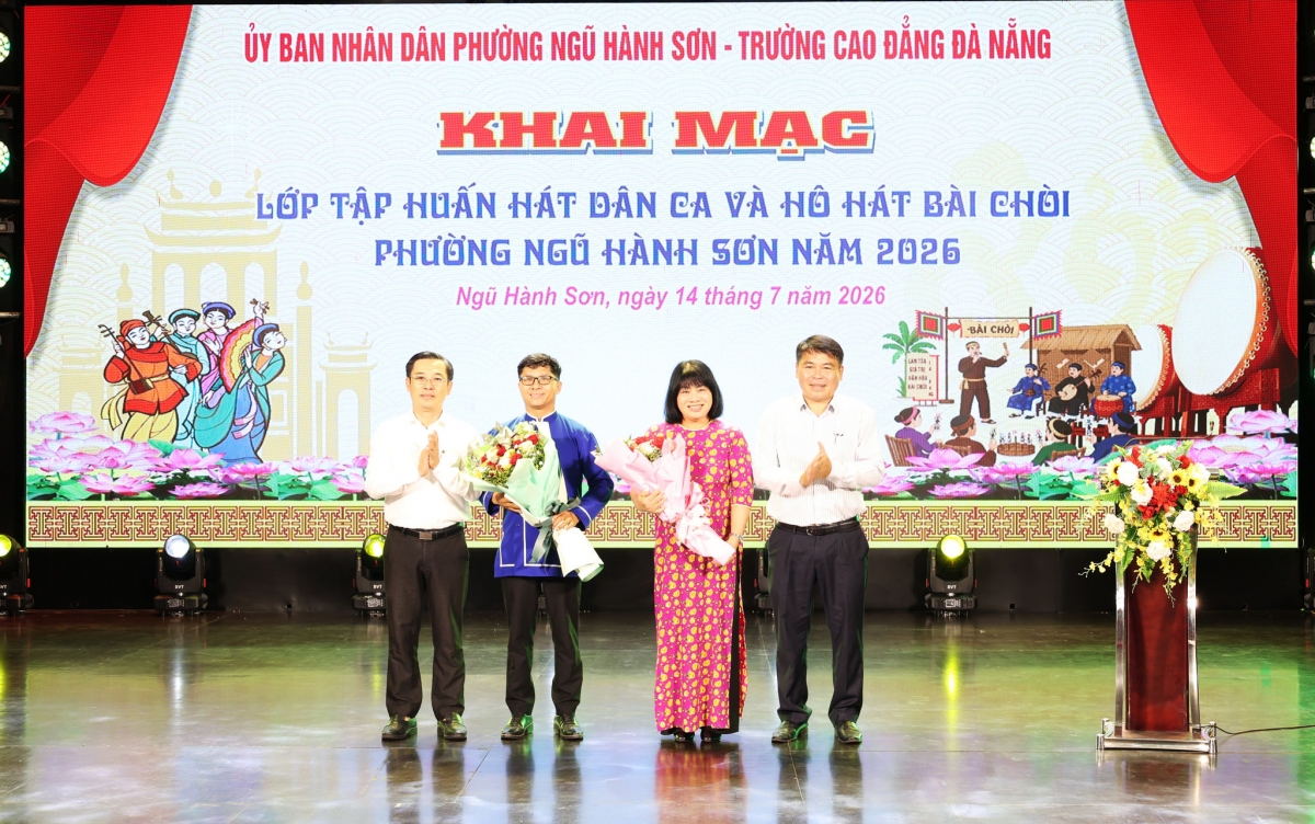 Lãnh đạo phường Ngũ Hành Sơn tặng hoa cho các nghệ nhân tham gia truyền dạy tại lớp tập huấn. Ảnh: NGỌC HÀ