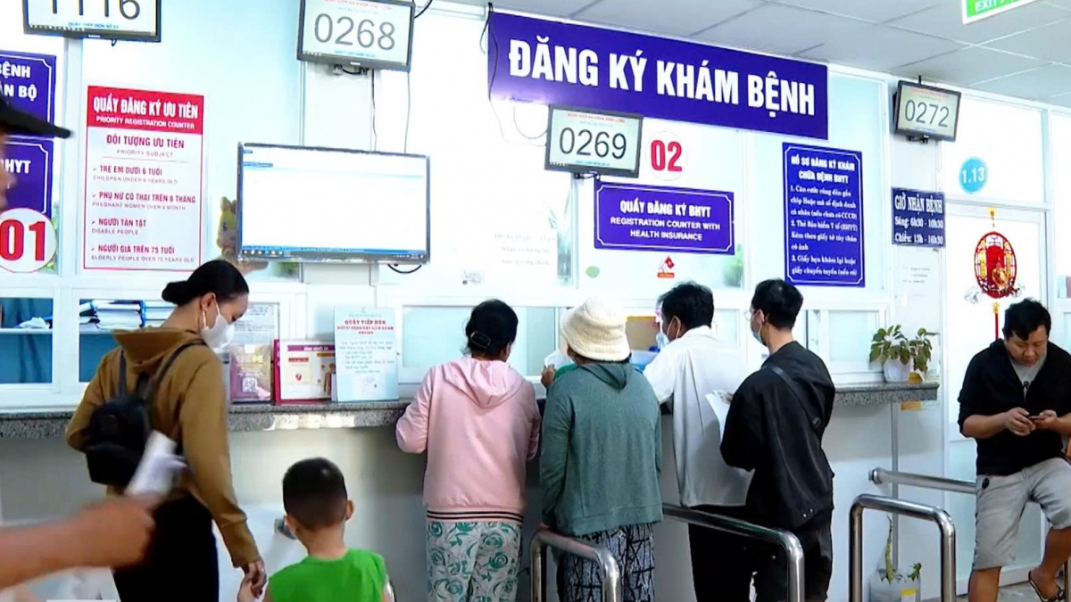 Người dân đăng ký khám bệnh tại các bệnh viện trên địa bàn Vĩnh Long - Ảnh: Chanh Tuy.