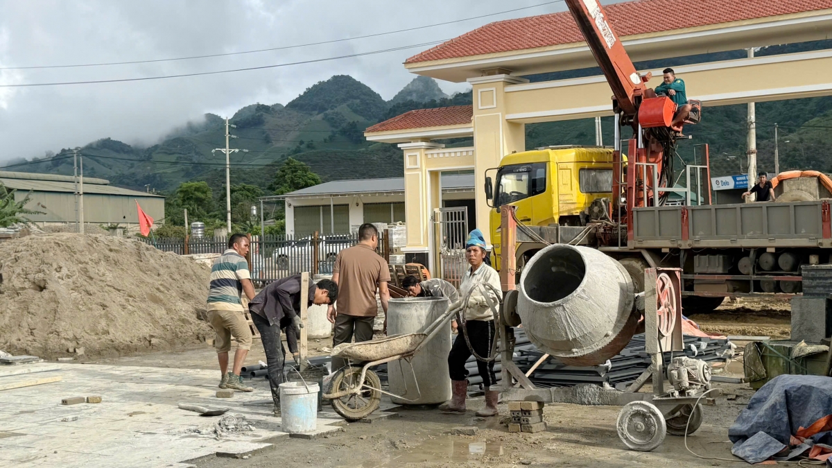 Hơn 200 công nhân cùng nhiều máy móc được huy động. Ảnh: Lê Hạnh.