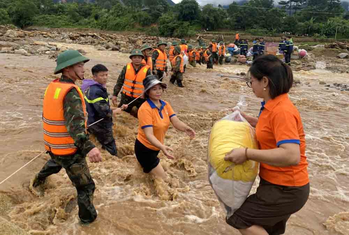 Nhiều đoàn thiện nguyện đang hướng về vùng lũ Mường Than với các mặt hàng nhu yếu phẩm.