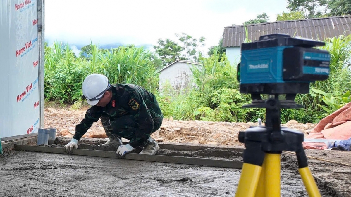 Nhiều hạng mục kỹ thuật khó của khu tái định cư được các học viên sử dụng máy móc áp dụng thực tiễn để thi công. Ảnh: VOV Tây Bắc.