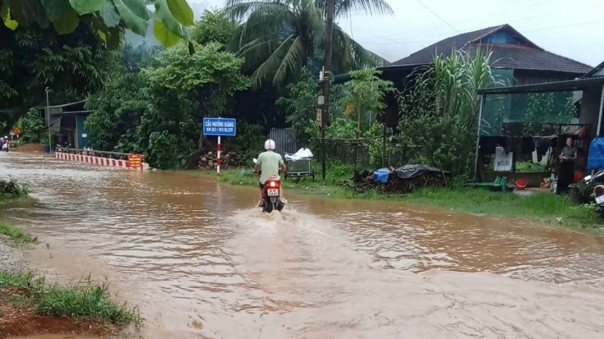 Nhiều tuyến đường bị ngập úng cục bộ sau mưa lớn - Ảnh: Lê Hạnh.