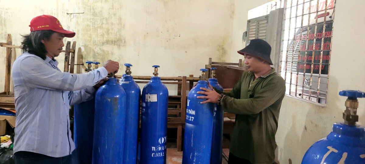 Nhóm từ thiện "Tuấn Long Tiên" chuẩn bị đưa bình ô xy đến hỗ trợ bệnh nhân nghèo