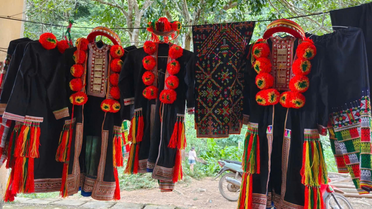 Những bộ quần áo thường mất nửa năm mới hoàn thành - Ảnh: Công Luận.