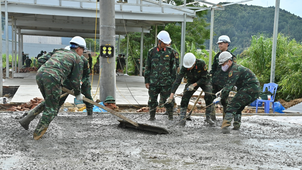 Cán bộ, chiến sĩ coi công trường bản tái định cư Sân Bay là giảng đường đặc biệt. Ảnh: VOV Tây Bắc.