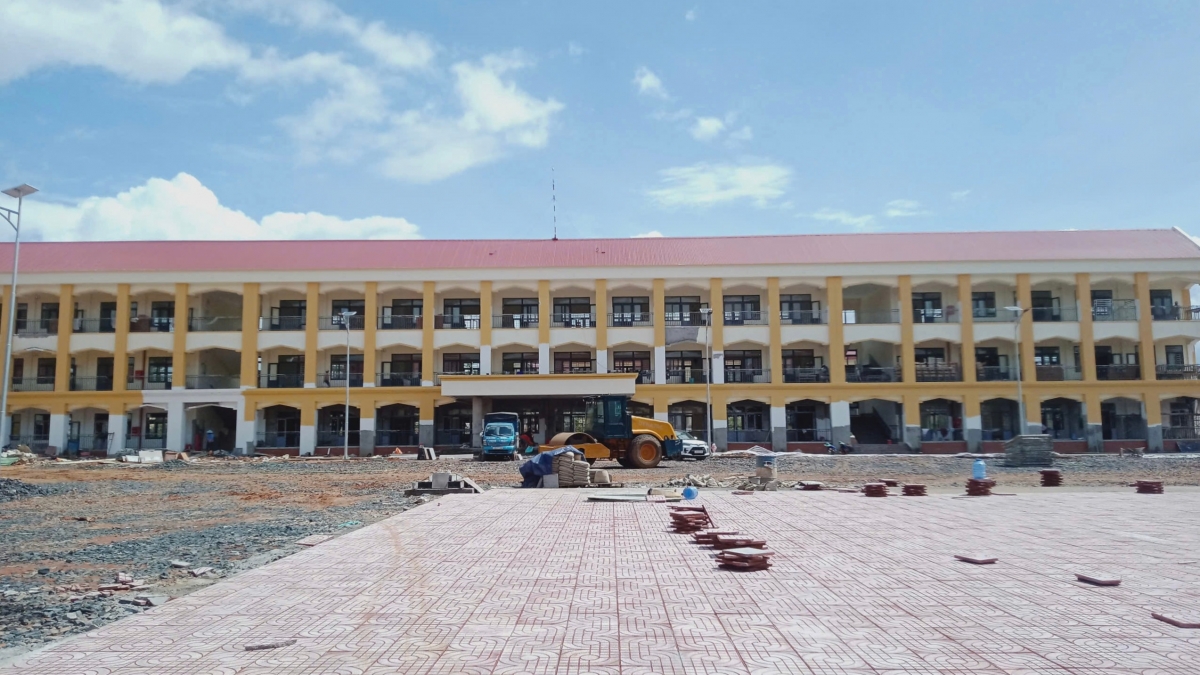 Những ngôi trường nội trú khang trang, kiên cố và đầy đủ tiện nghi. Ảnh: Tuấn Long.