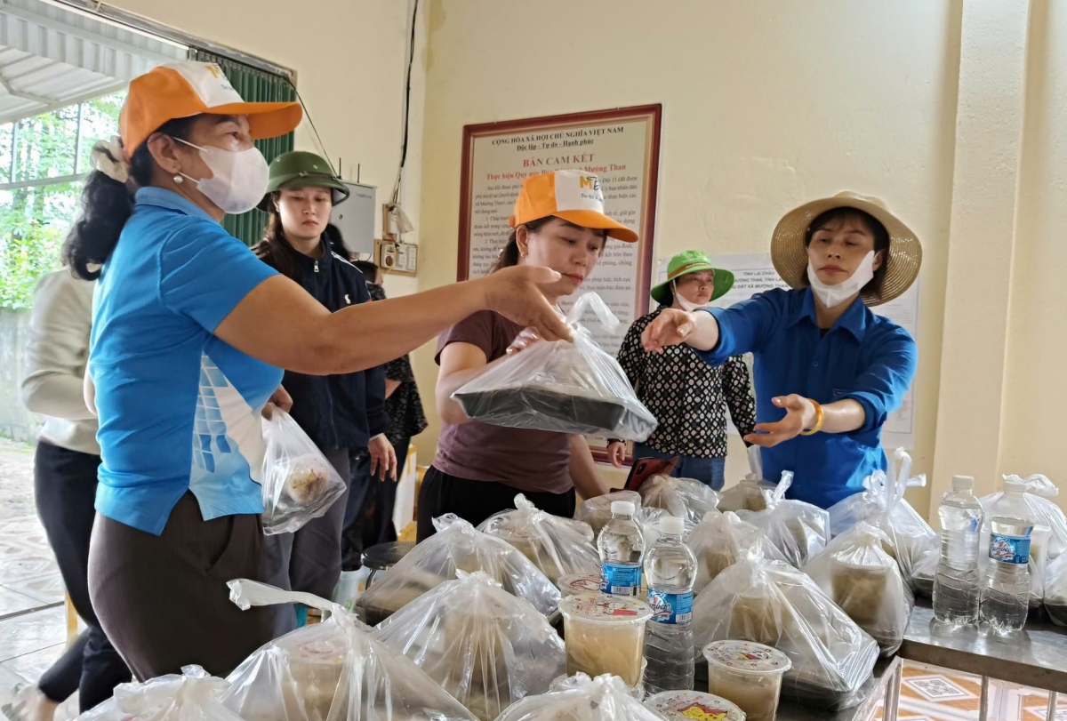 Những suất cơm không đồng đang làm ấm lòng người dân vùng lũ (Ảnh: Nhóm PV Tây Bắc)