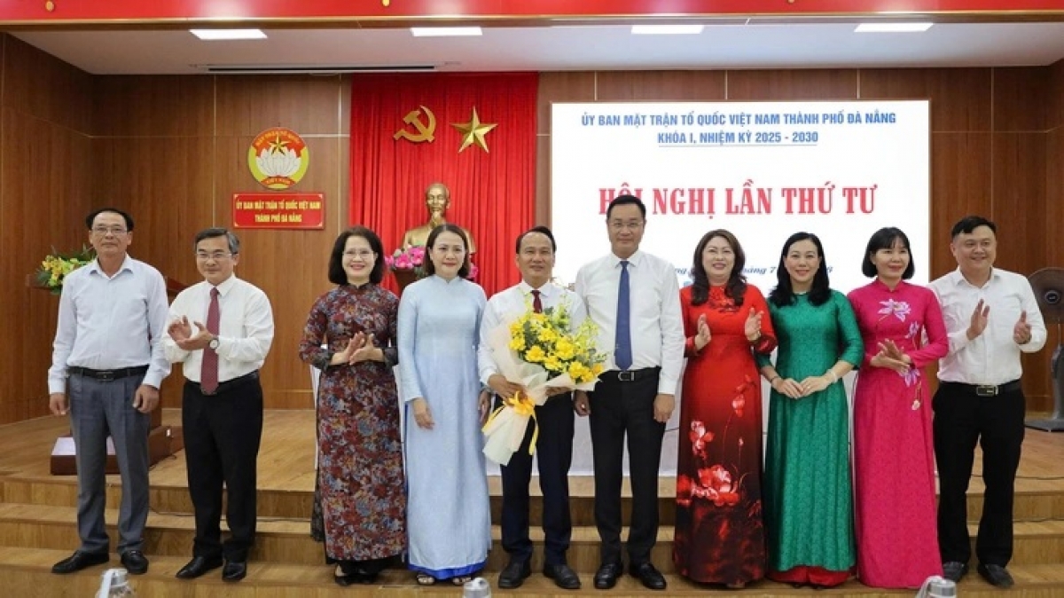 Ông Nguyễn Đình Vĩnh, Chủ tịch Ủy ban MTTQ Việt Nam TP Đà Nẵng nhiệm kỳ 2025 - 2030 nhận hoa chúc mừng từ lãnh đạo Thành ủy Đà Nẵng - Ảnh: THÁI CƯỜNG