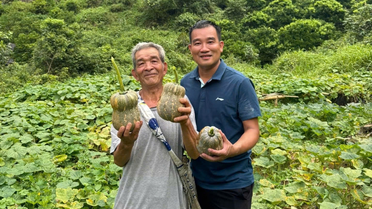 Ông Nguyễn Duy Tư (áo xanh) - Ảnh: VOV Tây Bắc