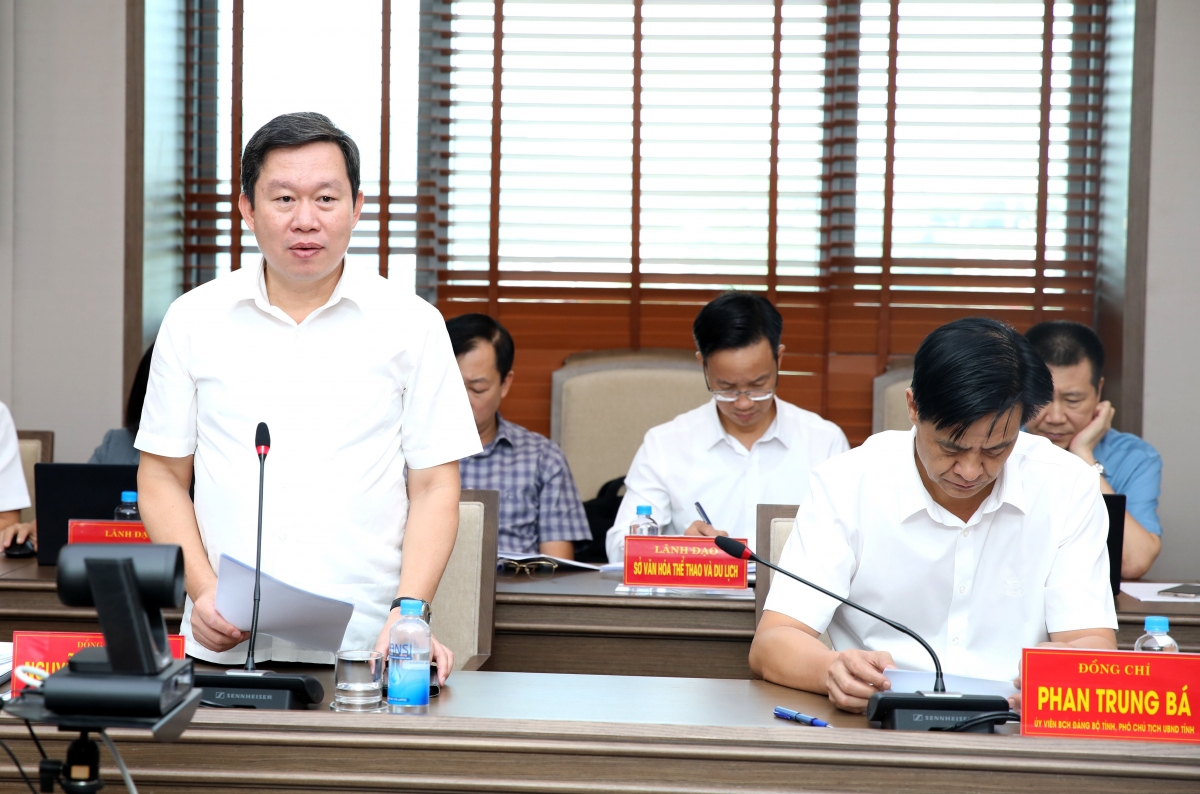 Ông Nguyễn Quốc Luận - Giám đốc Sở Dân tộc và Tôn giáo Lào Cai báo cáo tại buổi làm việc
(Ảnh: Thừa Xuân)