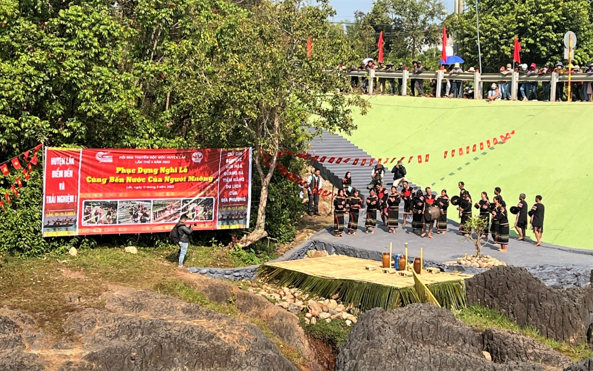 Parang iek adat paling tapen ia di Đắk Hoa di bangsa M'nong