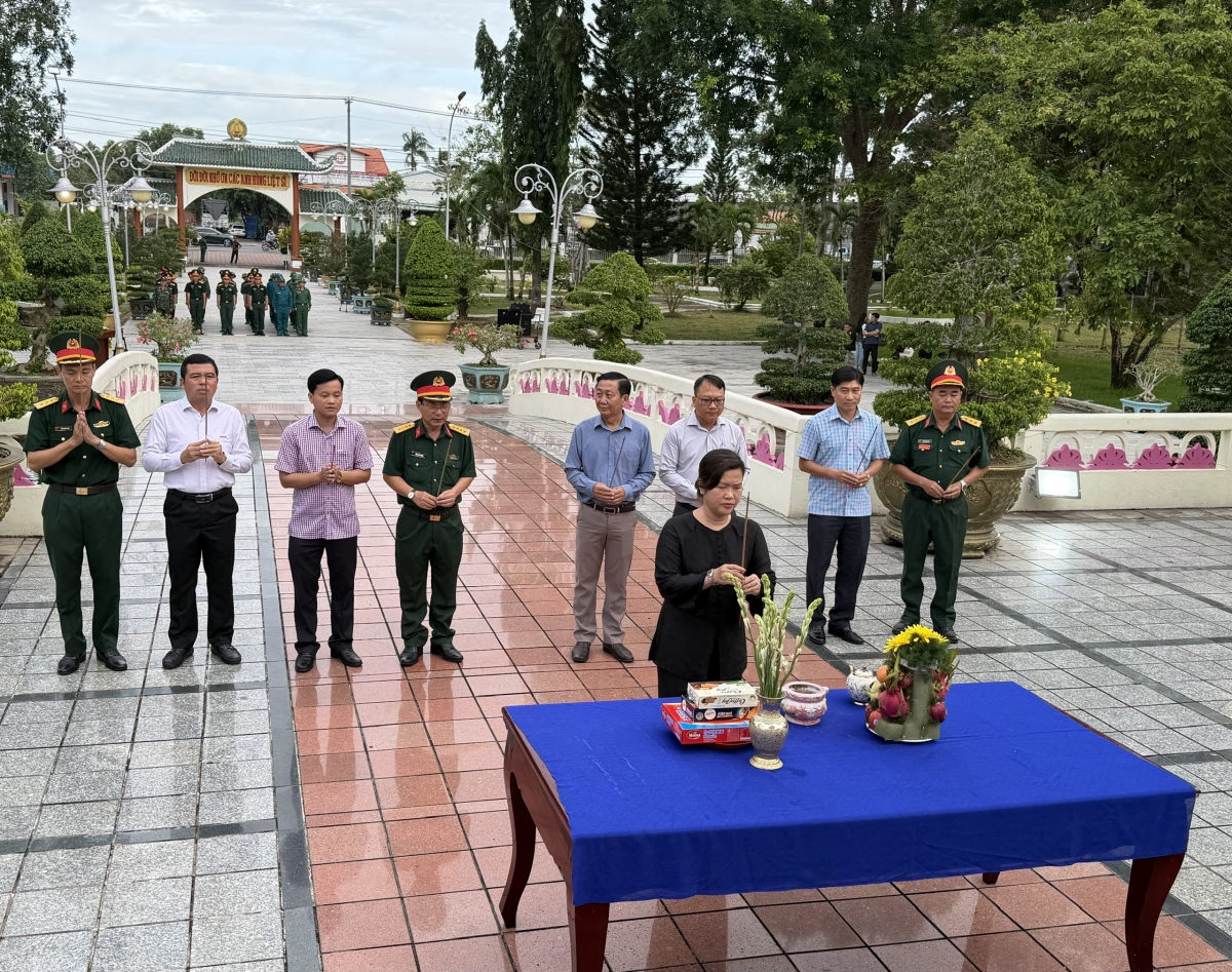 Phó Chủ tịch UBND thành phố Cần Thơ Nguyễn Thị Ngọc Điệp; lãnh đạo bộ Chỉ huy Quân sự thành phố, các sở, ban ngành và phường Cái Răng thành kính dâng hương trước Tượng đài Tổ quốc ghi công Nghĩa trang Liệt sĩ thành phố tưởng nhớ, tri ân công lao to lớn của các Anh hùng liệt sĩ tại buổi Lễ đưa 670 mẫu sinh phẩm hài cốt liệt sĩ chưa xác định được thông tin đi giám định AND.