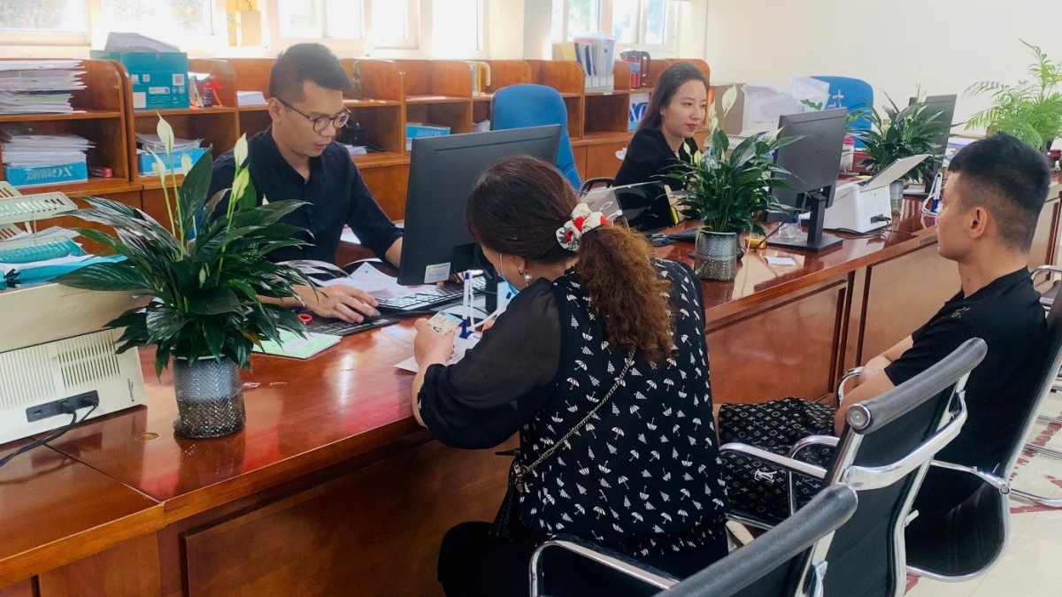 Người dân từng bước chủ động hơn trong tự thực hiện dịch vụ công số. Ảnh: Duy Thái.