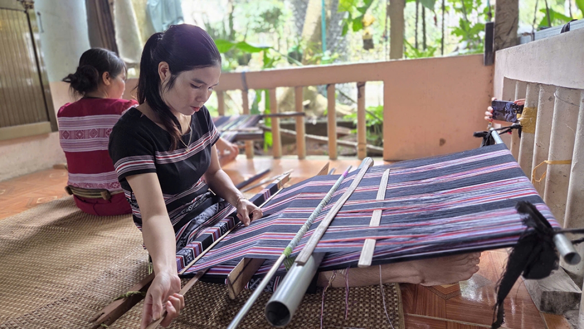 Vâi kơdrâi H’re mơnhông tơdroăng teăn ếo pơtâk