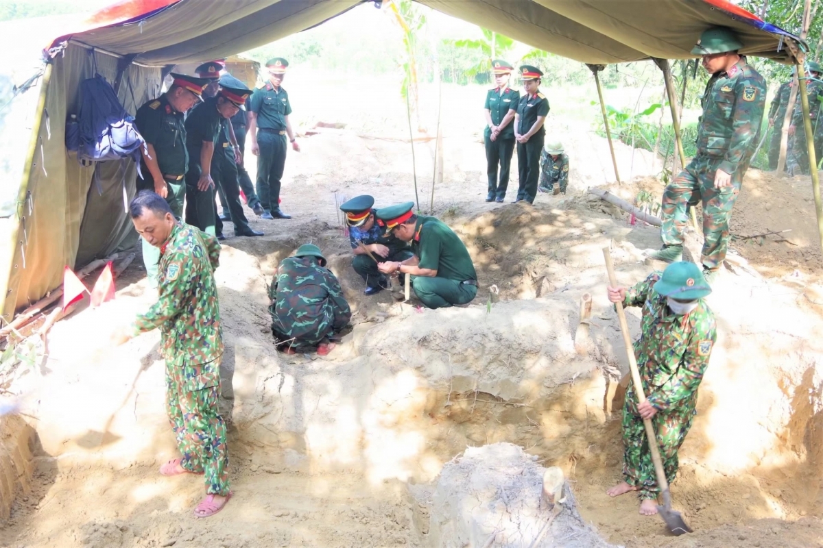 Tập trung khai quật, tìm kiếm hài cốt liệt sĩ tại khu vực Câu Nhi, xã Nam Hải Lăng - Ảnh: N.L