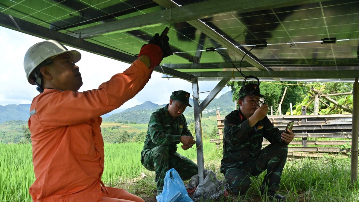 Lắp đặt hệ thống điện cho người dân - Ảnh: Khắc Kiên.