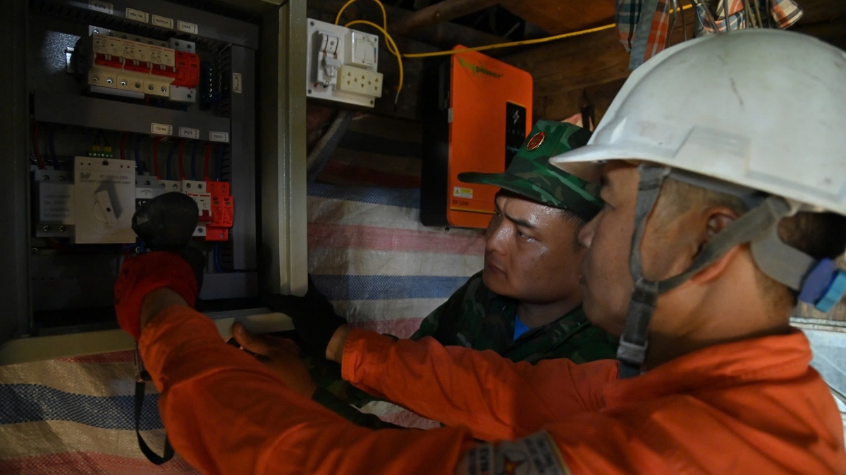 Các lực lượng phối hợp triển khai Nghị quyết 09 đưa điện về bản - Ảnh: Khắc Kiên.