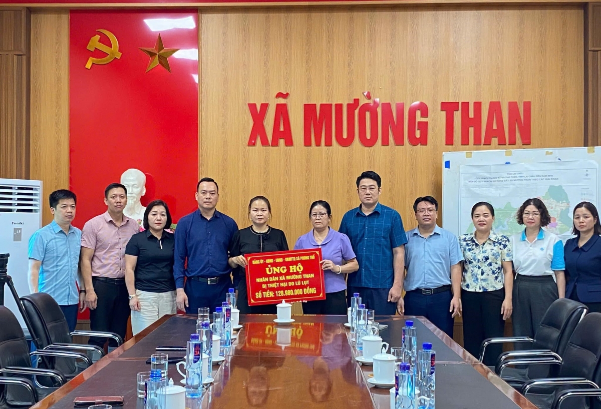 Sự sẻ chia của các tổ chức, cá nhân, nhà hảo tâm đang làm ấm lòng người dân vùng lũ 
(Ảnh: Nhóm PV Tây Bắc)