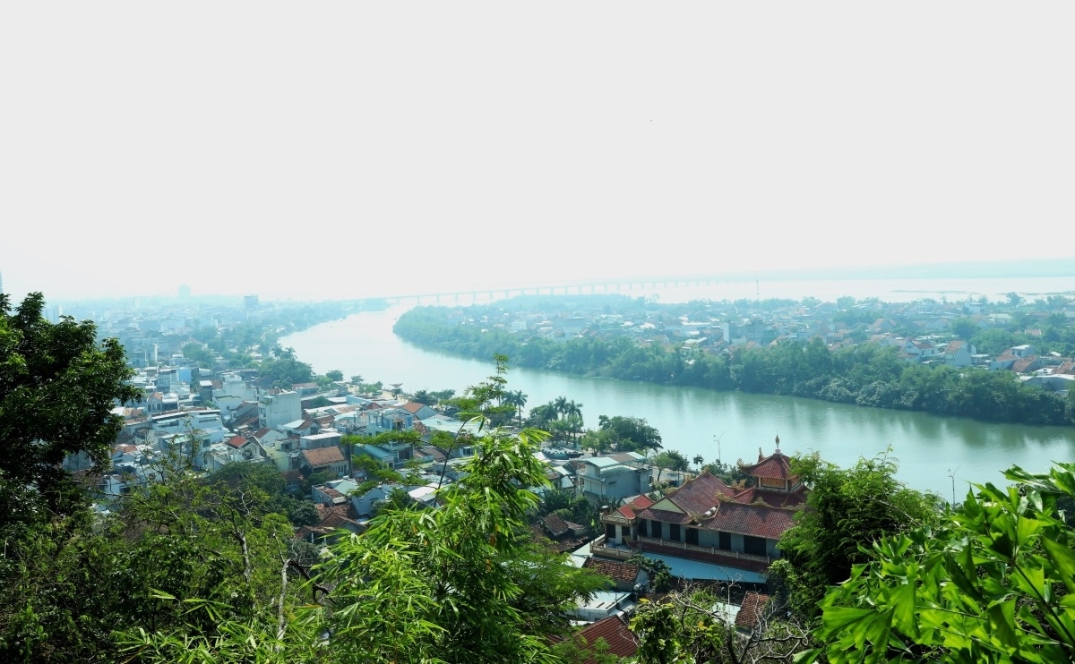 Từ núi Nhạn, có thể nhìn toàn cảnh đô thị Tuy Hòa, dòng Đà Rằng và vùng cửa biển phía xa. Ảnh: H Xíu/VOV-Tây Nguyên
