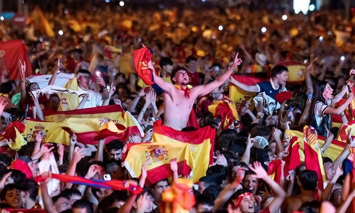 Người hâm mộ bóng đá Tây Ban Nha trên đường phố Madrid rạng sáng 20/7. Ảnh: Instagram