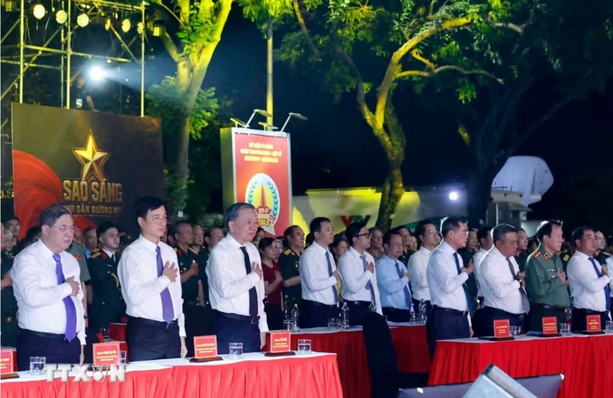  Ồng Tô Lâm, Tổng Bí thư, Chủ tịch lơgar, ồng Lê Minh Hưng, Thủ tướng Chính phủ bal mờ ală cau ala măt tàm anih pờ tơlik sơn-io rùp tàm Hà Nội (Rùp Thống Nhất/TTXVN)