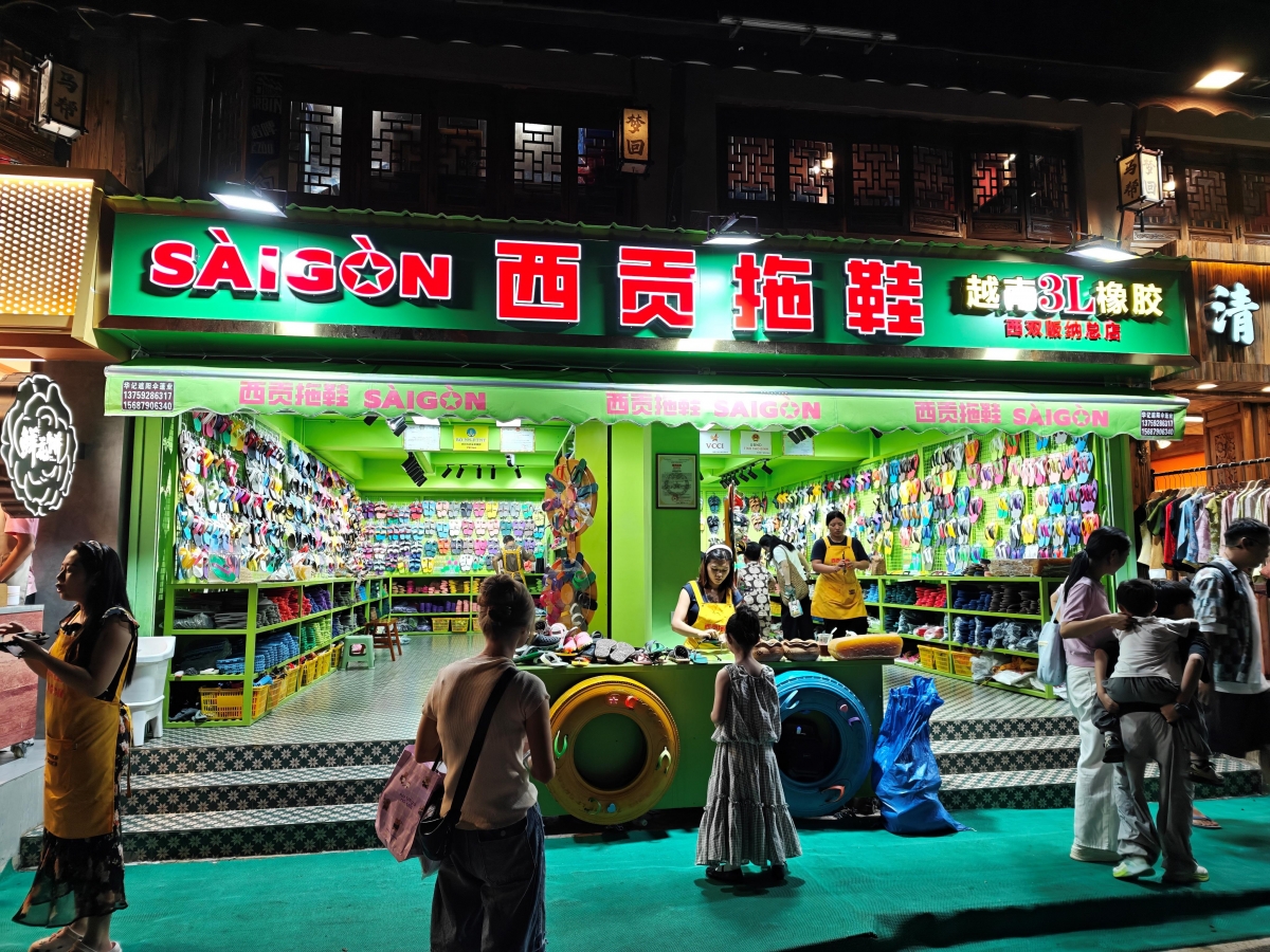 Thêm một cửa hàng bán dép Sài Gòn