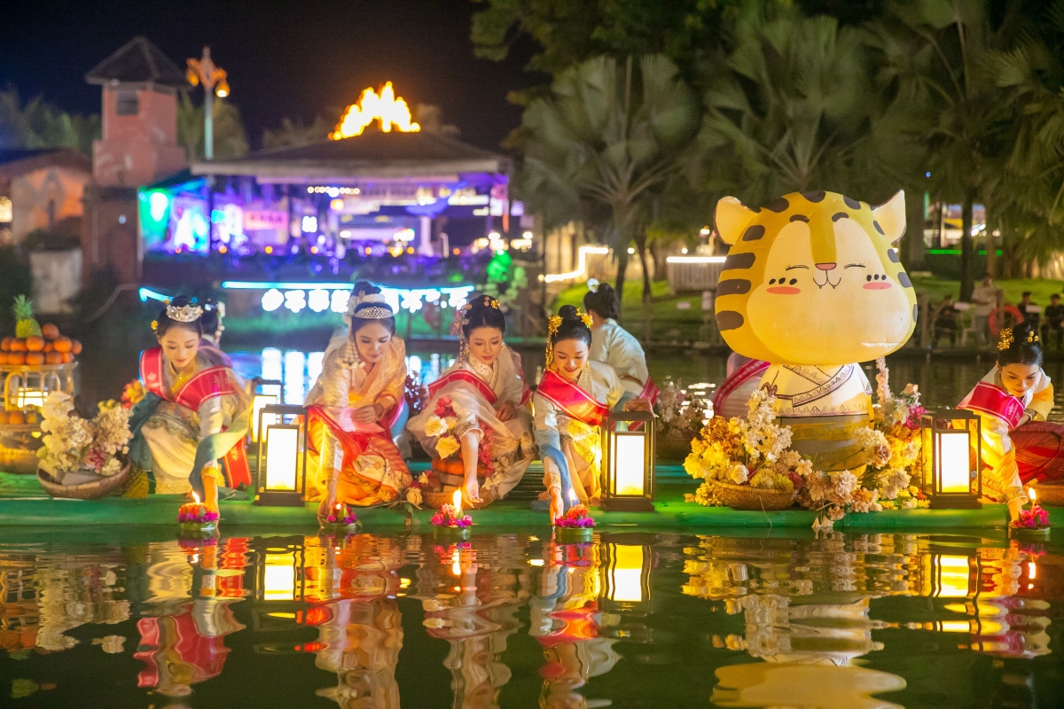 Thiếu nữ người Thái ở Tây Song Bản Nạp thả đèn hoa trên dòng Lan Thương