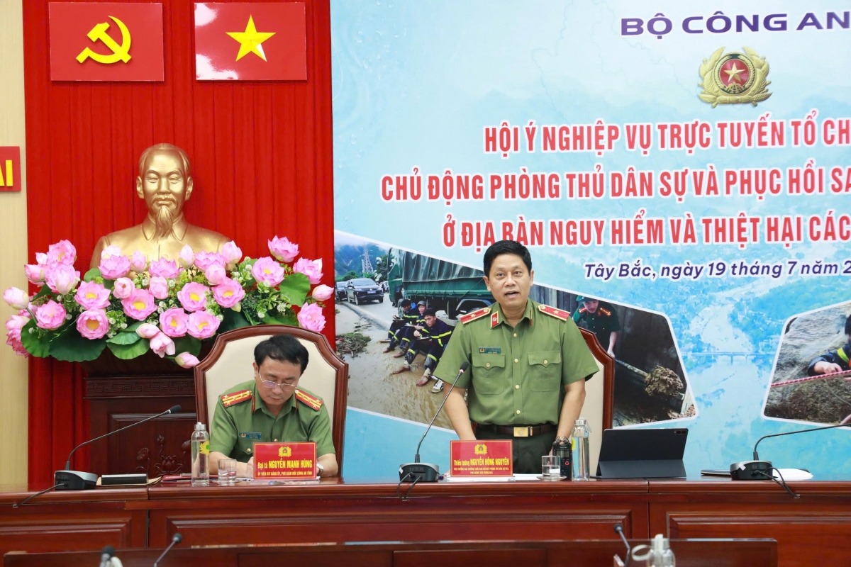 Thiếu tướng Nguyễn Hồng Nguyên chỉ đạo, điều hành Hội ý nghiệp vụ (Ảnh: Thừa Xuân)