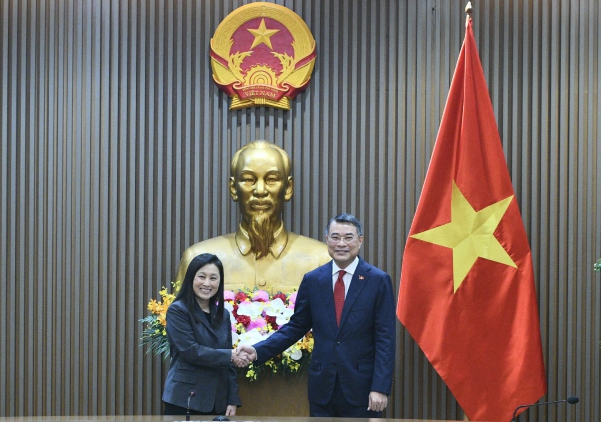 
Thủ tướng Teh đak Lê Minh Hưng sơng pơma dơnuh hăm Kơdră tang măt teh đak Mi Jennifer Wicks.