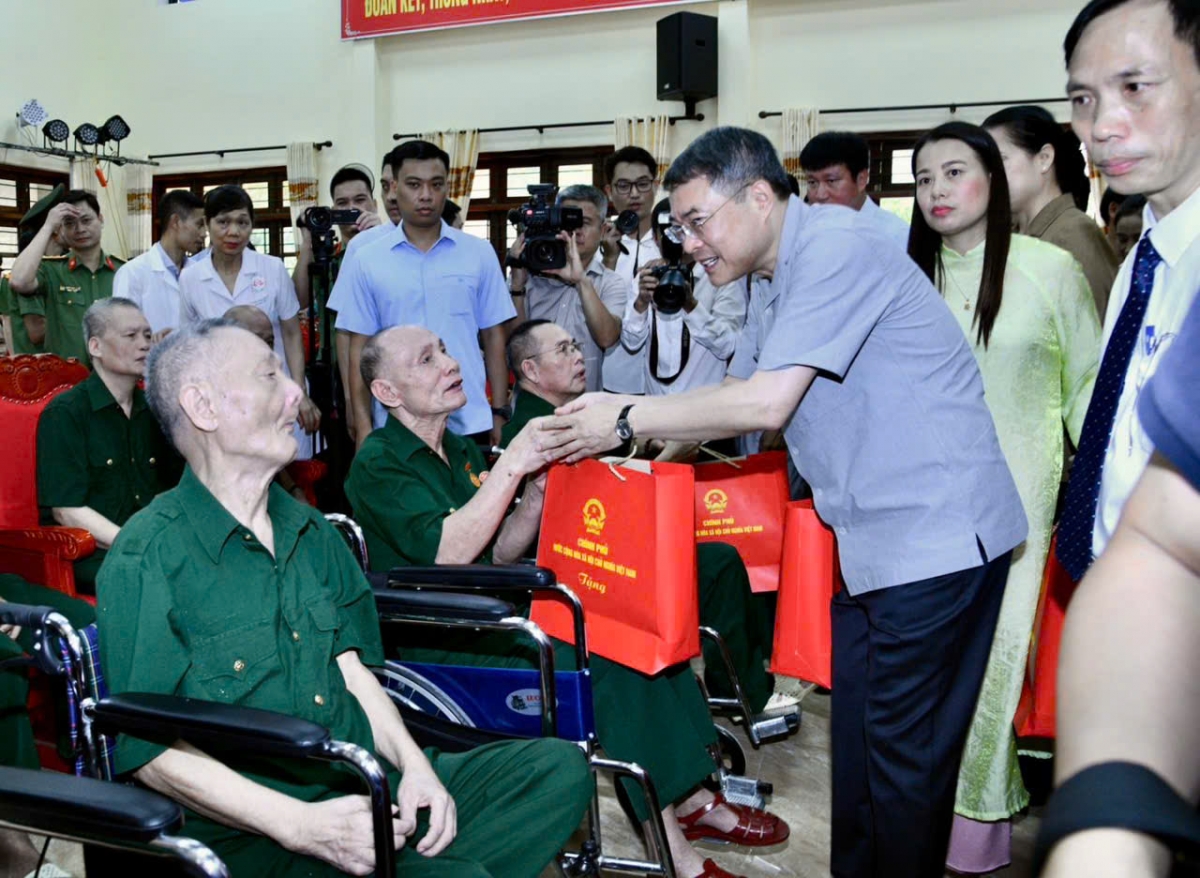 Ồng Lê Minh Hưng - Thủ tướng Chính phủ đềt mềr lùp còp, pà phan ală cau ling sồt să, cau ling kòp tê jê să in