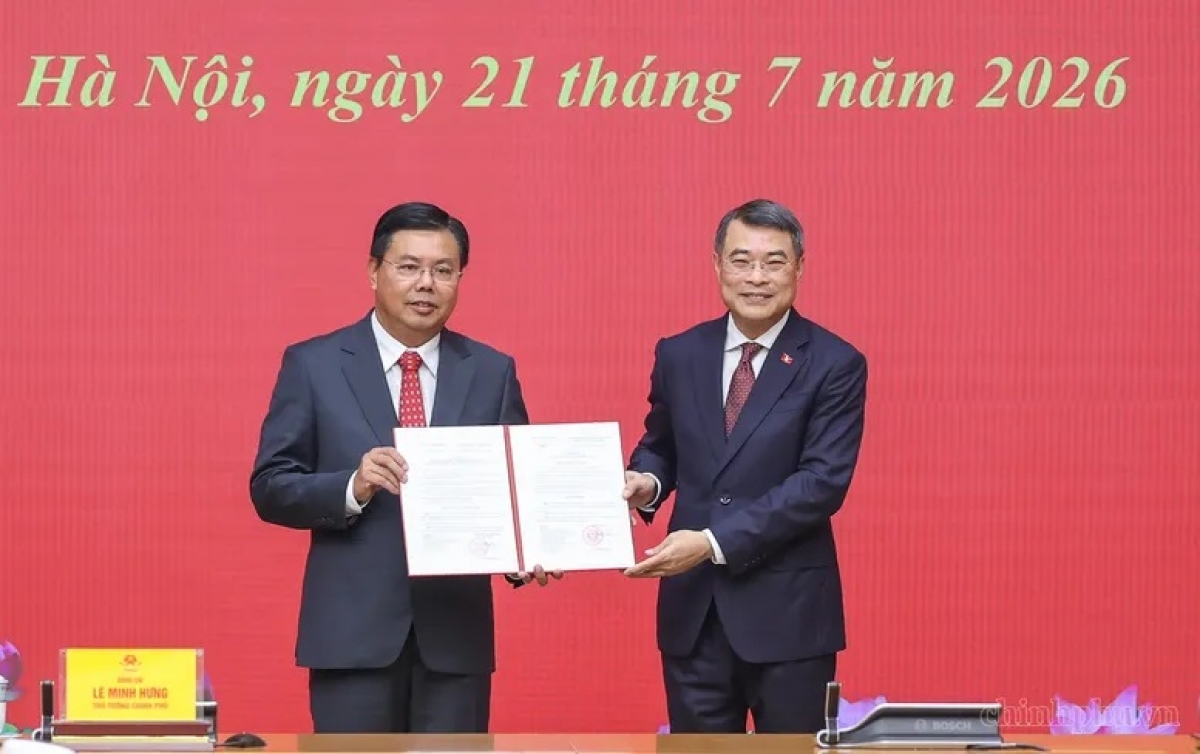 Thủ tướng Lê Minh Hưng trao Quyết định giao Quyền Bộ trưởng Bộ Nội vụ với đồng chí Nguyễn Tiến Hải - Ảnh: VGP