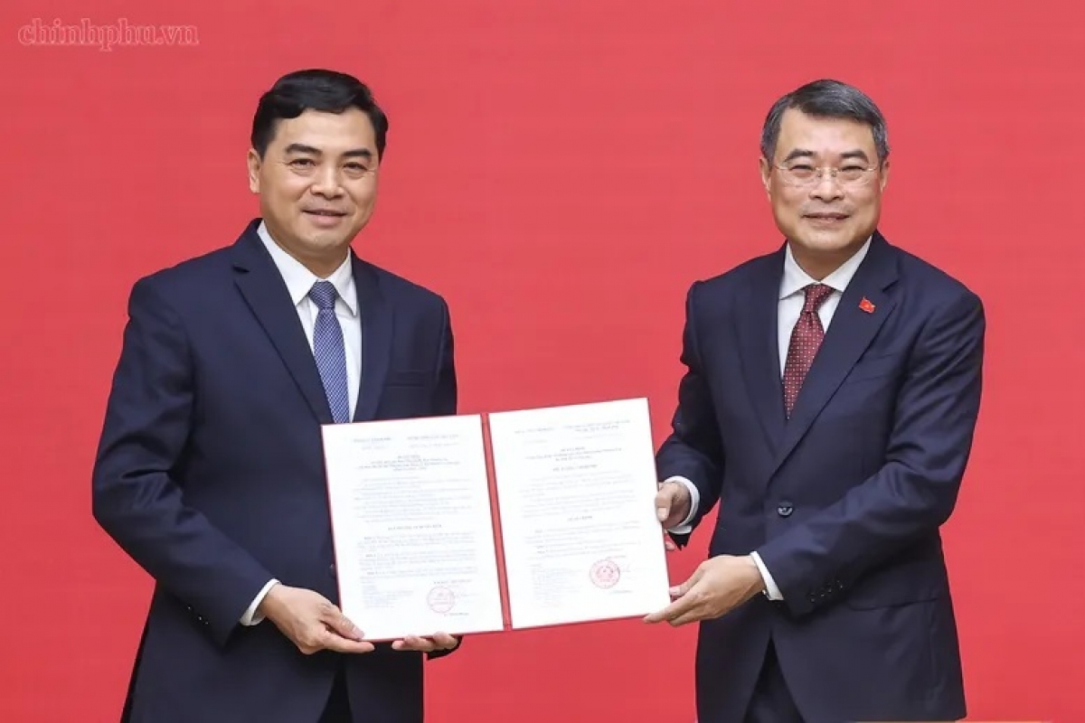 Thủ tướng Lê Minh Hưng trao Quyết định bổ nhiệm Thứ trưởng Thường trực Bộ Dân tộc và Tôn giáo với đồng chí Nguyễn Hoài Anh - Ảnh: VGP