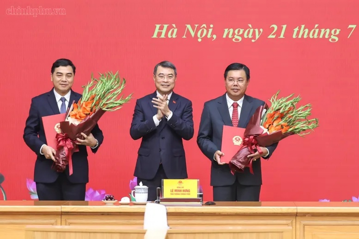 Thủ tướng Lê Minh Hưng tặng hoa chúc mừng Quyền Bộ trưởng Bộ Nội vụ Nguyễn Tiến Hải và Thứ trưởng Thường trực Bộ Dân tộc và Tôn giáo Nguyễn Hoài Anh - Ảnh: VGP