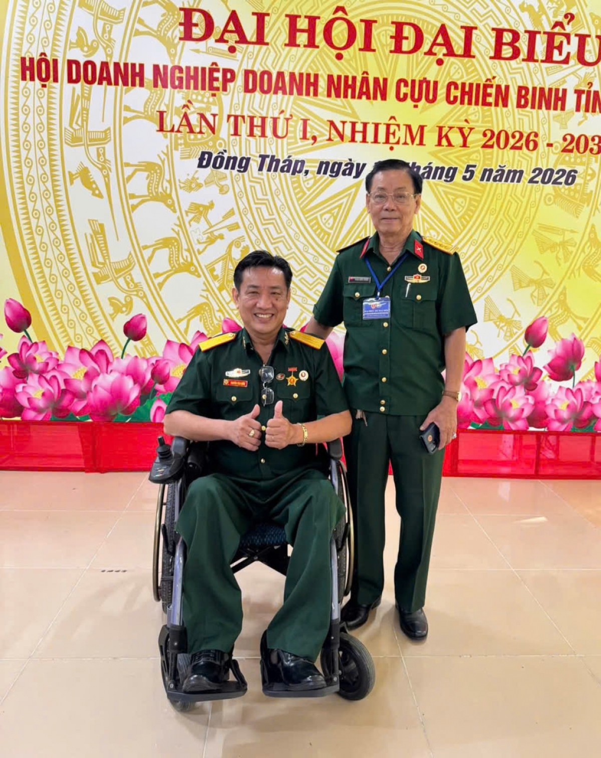 Thương binh Nguyễn Văn Quởn (trái)tuy không tự di chuyển được nhưng đã vượt khó, làm giàu từ bán tay, khói óc của mình