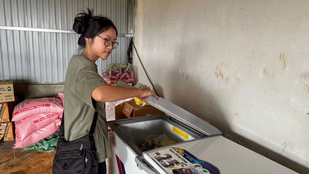 Anh Đặng Vũ Văn quyết định mở tiệm tạp hóa khi có điện lưới 
 Ảnh: Minh Hạnh - Thanh Vy.