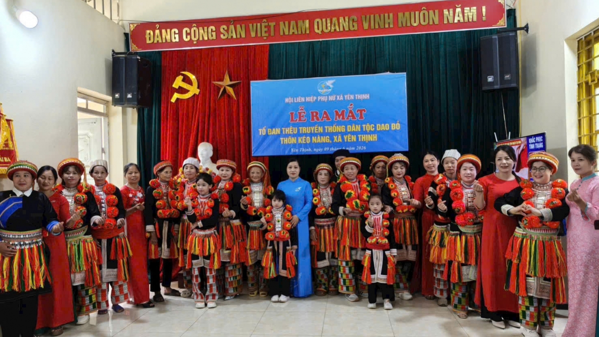 Tổ thêu tay truyền thống của người Dao xóm Kéo Nàng được thành lập - Ảnh: Công Luận.