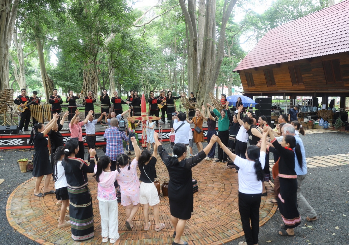 Kuăn pơlê ƀă tơmối rơtế hmâ hlối veăng kơhnhon xuăng tiô rơkong hơdruê, idrâp chuât ro rơdrêng