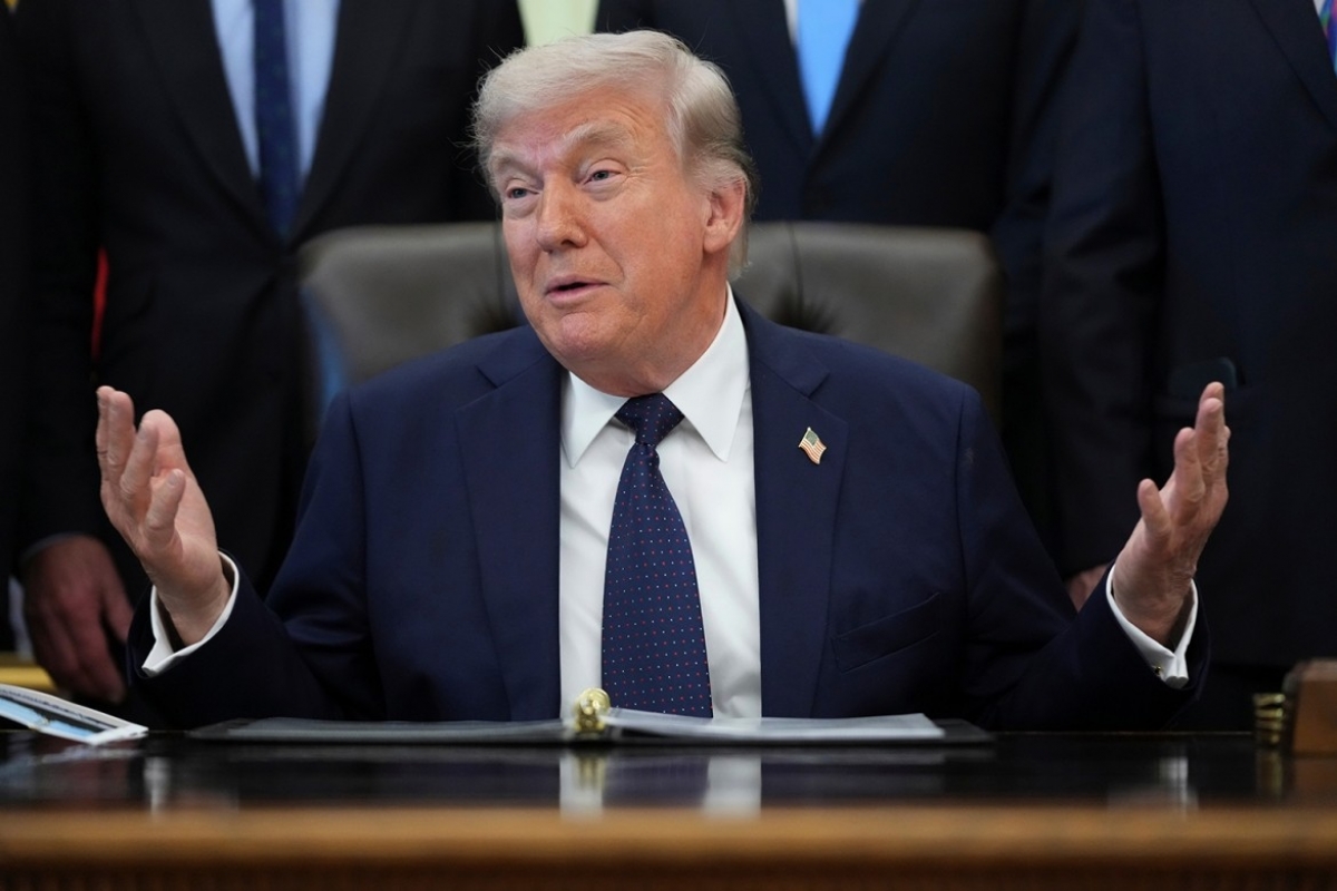 Ông Trump bất ngờ tuyên bố hủy kế hoạch áp phí hoàn trả 20% đối với hàng hóa đi qua eo biển Hormuz. Ảnh: AP