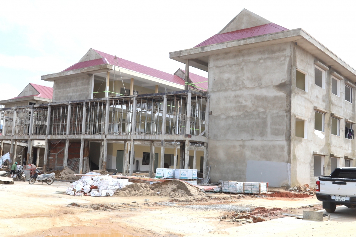 Trường Phổ thông Nội trú liên cấp Tiểu học - Trung học cơ sở Dục Nông đang được xây dựng dần hoàn thiện
(Ảnh: Thanh Thắng)