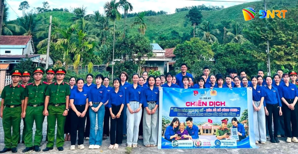 Đoàn viên, thanh niên xã Trà My ra quân triển khai Chiến dịch “Bình dân học vụ số - Mùa hè số cùng VNeID - Mang chính sách công đến hộ gia đình” tại các thôn trên địa bàn. Ảnh: BÌNH MINH