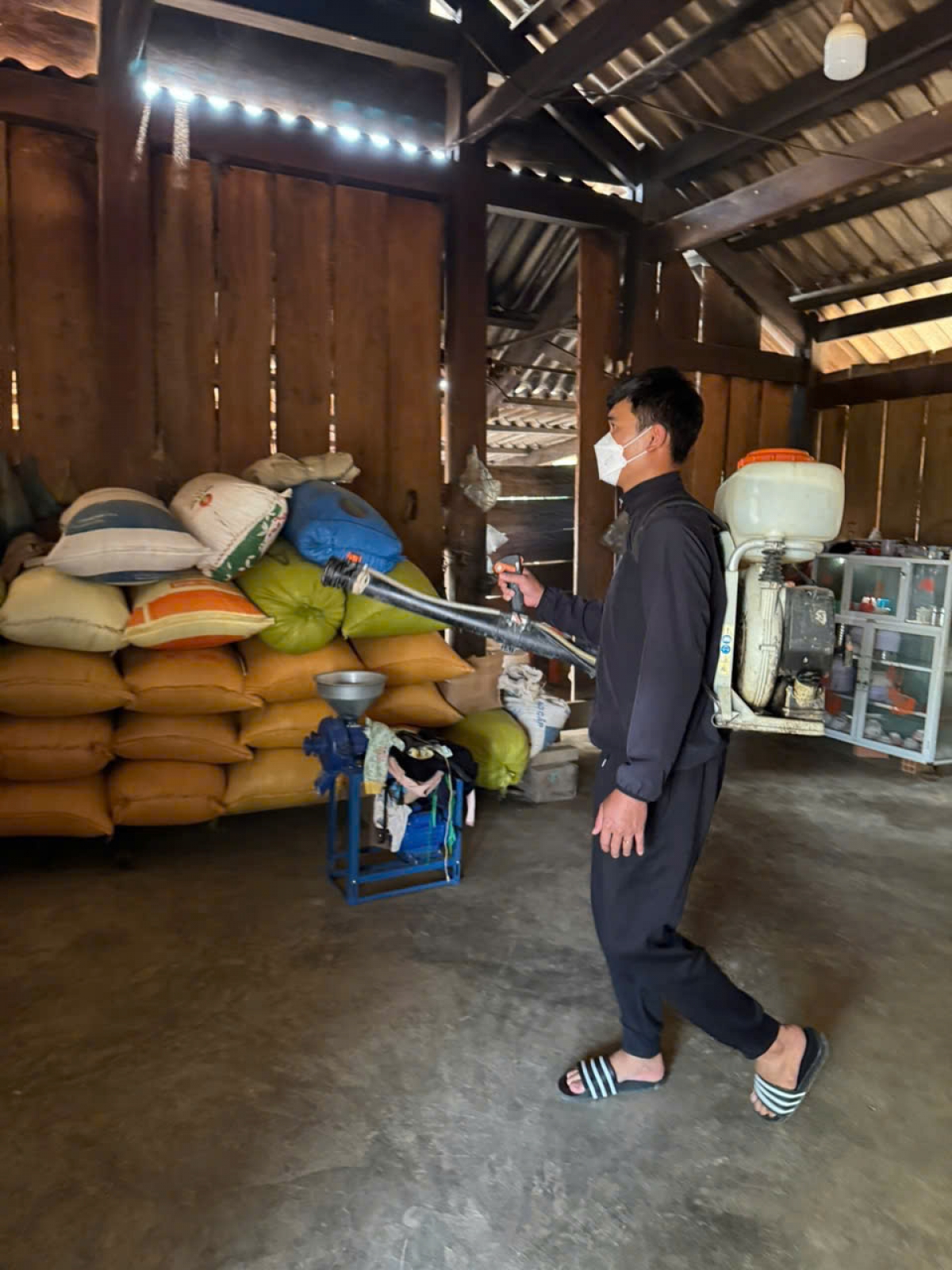 Việc phun hóa chất hiệu quả chưa cao do thường xuyên xảy ra tình trạng sáng phun, chiều đã có mưa
 (Ảnh: Tuấn Long)