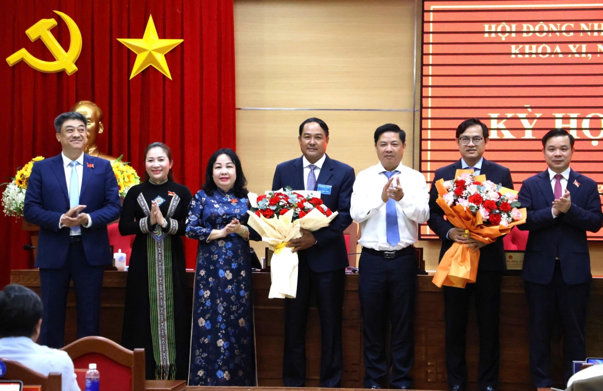 Kăn pơkuâ kong pơlê Dak Lak diâp reăng rơkâu pôa Y Nhuân Ƀyă (ối tung dế) ƀă pôa Hồ Quang Đệ (ối má péa ing pêa hơ’vá hluâ).